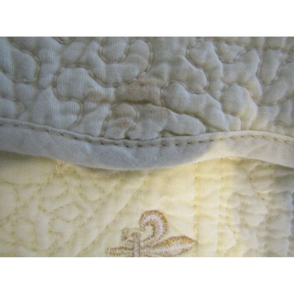Donna Sharp Quilted Placemats Set of 4 Gold Embroidered Fleur-de-lis 15x18